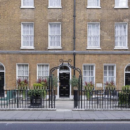 מלון לונדון Montcalm Brewery Townhouse מראה חיצוני תמונה The photo shows a row of three-story brick buildings, featuring a classic design with large windows and decorative ironwork. The buildings are painted in a muted yellow-brown color, typical of older urban architecture. In front of the buildings, ther