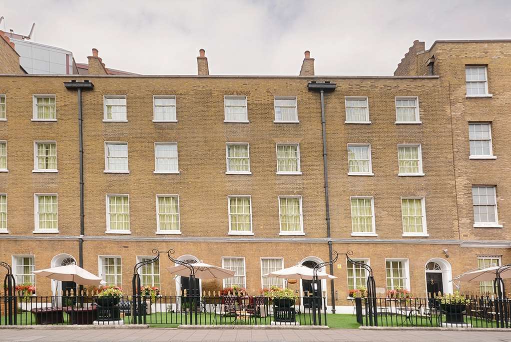 מלון לונדון Montcalm Brewery Townhouse מראה חיצוני תמונה The photo shows a brick building with several windows on its facade. The structure appears to be three stories tall, featuring a symmetrical design with multiple windows that have white frames. In front of the building, there is a landscaped area wit